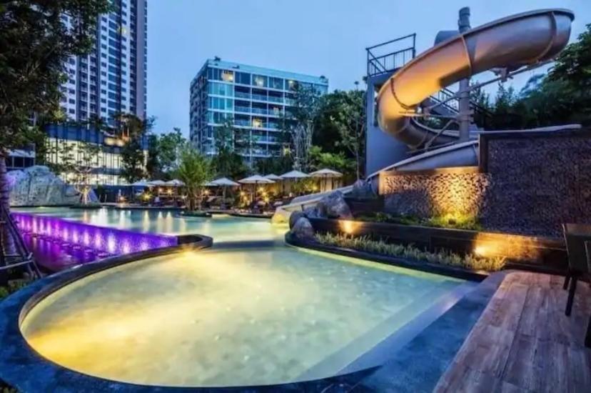 Single Bedroom Sea View With Balcony Unixx Apartment Pattaya
